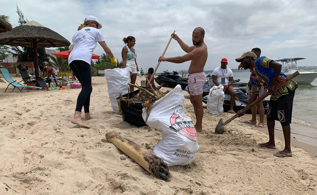 Ecoangola praia limpeza mussulo